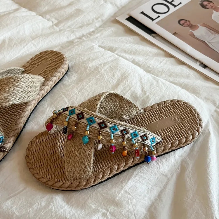 Fashionable flat straw slippers