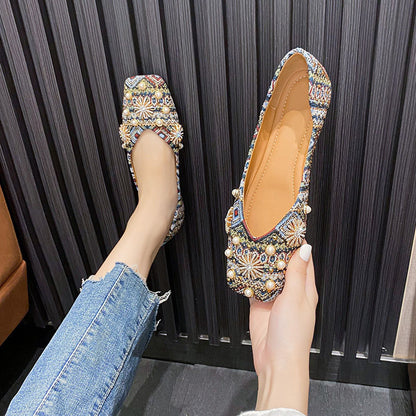 Flat shallow rivet shoes